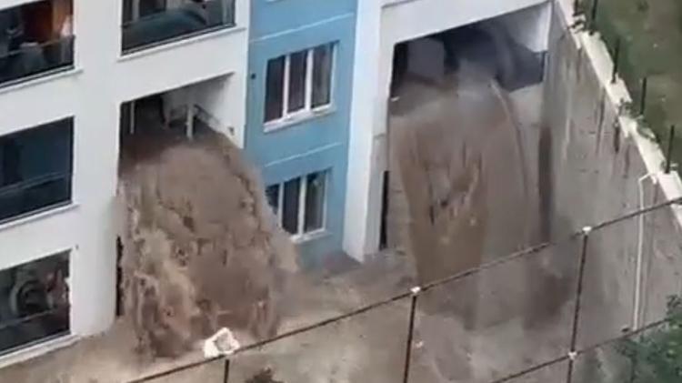 Her yağmurda şelaleye dönen binayla ilgili ilginç detay