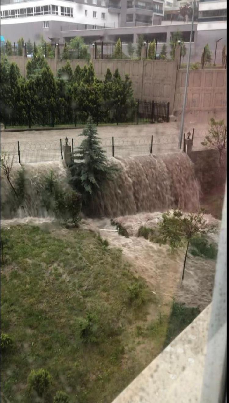 Her yağmurda şelaleye dönen binayla ilgili ilginç detay