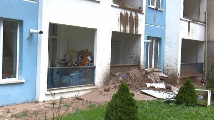 Her yağmurda şelaleye dönen binayla ilgili ilginç detay