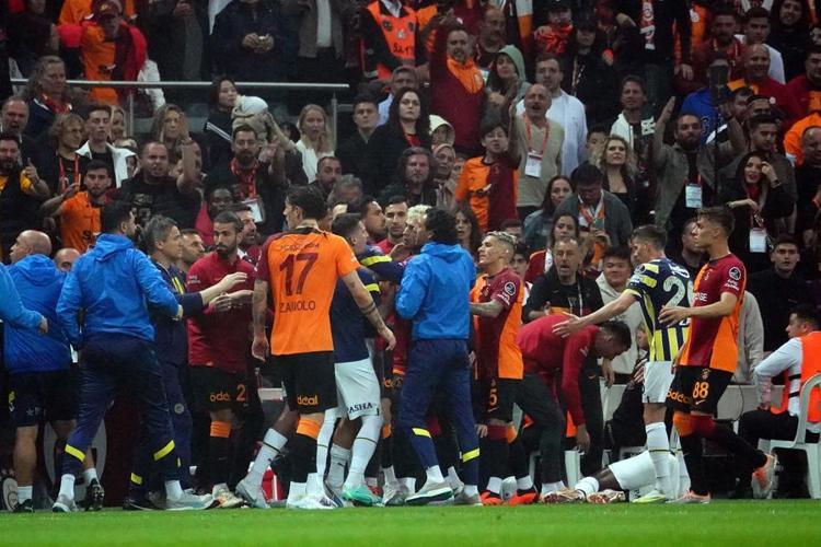 42 topun 22sini kaybetti Erman Toroğlu Arda Güleri topa tuttu