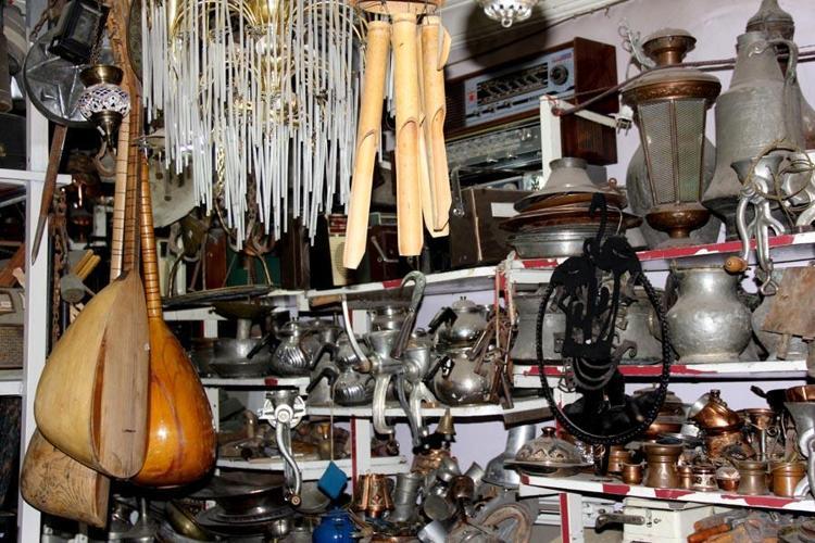 Hobi olarak başladı, yüz binlerce antika ve nostalji eser biriktirdi