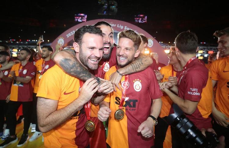 Galatasarayın şampiyonluk kutlamalarında sadece bir yıldız yoktu