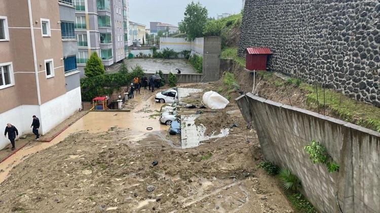 İSTİNAT DUVARI ÇÖKTÜ, 5 ARAÇ ALTINDA KALDI