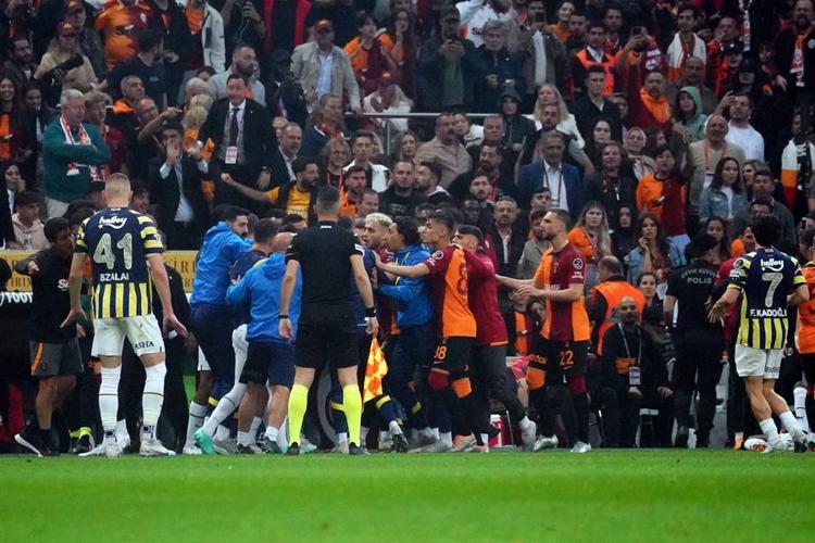 Fenerbahçe camiası Tuncay Şanlının Jorge Jesus istihbaratını konuşuyor Samandırada ipler koptu...