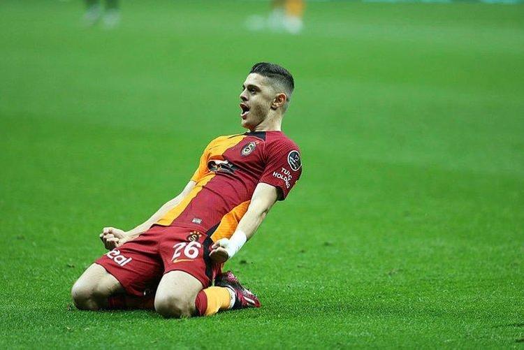 Berlusconi yine Galatasarayın kapısını çaldı Boey olmadı 20 yaşındaki orta saha için görüşmelere başladı