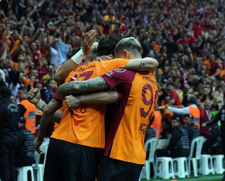 Geçen sene Konferans Ligi finalinde Zaniolonun karşısında dayanamamıştı Cimboma yeni Onyekuru