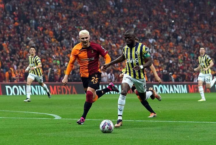 Geçen sene Konferans Ligi finalinde Zaniolonun karşısında dayanamamıştı Cimboma yeni Onyekuru