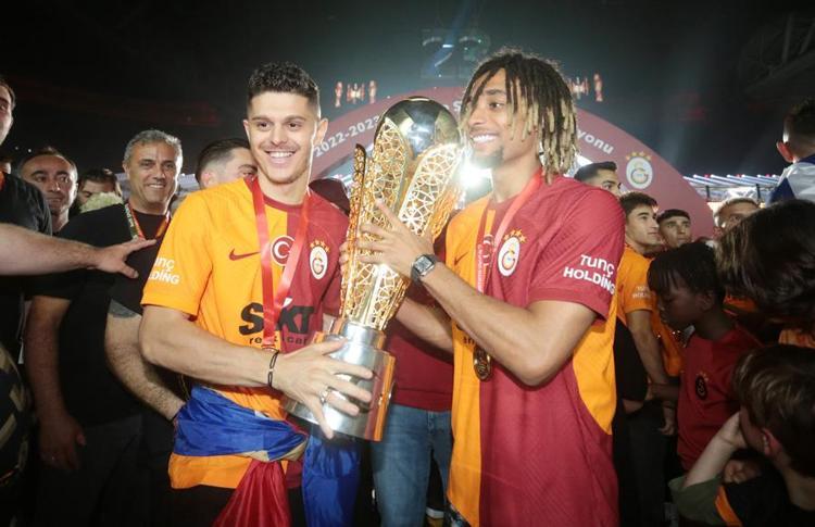 Ne Hakan Çalhanoğlu, ne İlkay Gündoğan Galatasaray Şampiyonlar Ligi finalinden sonra Van Dijkin partnerine imza attıracak