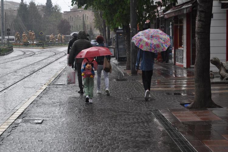BATI KESİMLERDE YEREL KUVVETLİ YAĞIŞ BEKLENİYOR