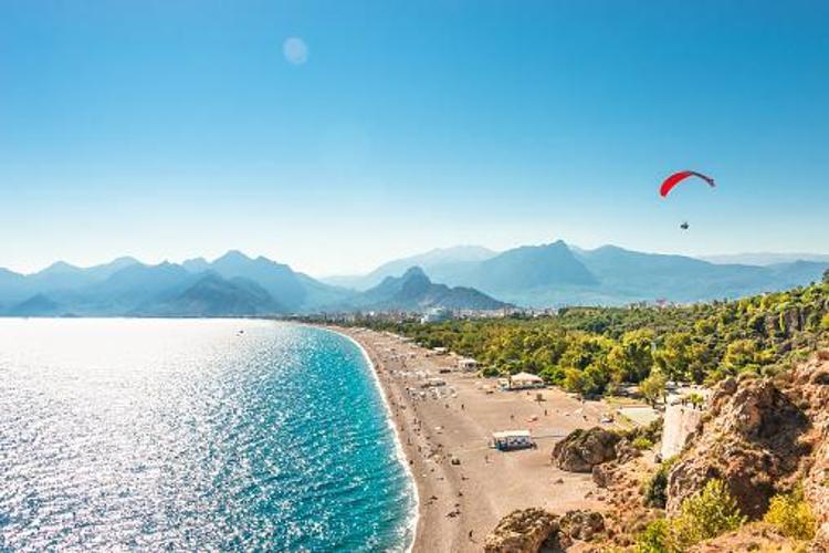 Plaj ücretleri cep yakıyor Kişi başı 5 bin TL isteyen de var, Euro ile ödeme talep eden de...