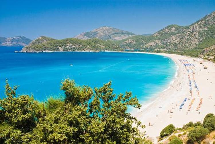 Plaj ücretleri cep yakıyor Kişi başı 5 bin TL isteyen de var, Euro ile ödeme talep eden de...