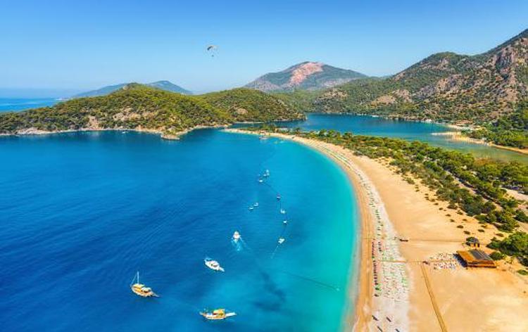 Plaj ücretleri cep yakıyor Kişi başı 5 bin TL isteyen de var, Euro ile ödeme talep eden de...