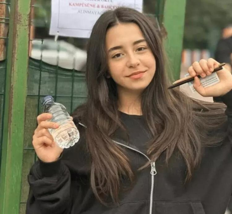 Bir zamanların çocuk yıldızı Beren Gökyıldız mezuniyet pozlarına yorum yağdı