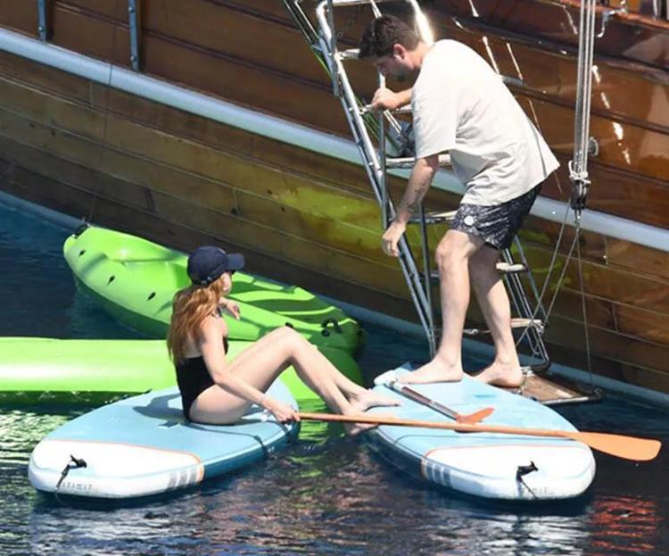 Gizem Karaca tekne tatilinde Sörf tahtasıyla keyif yaptı