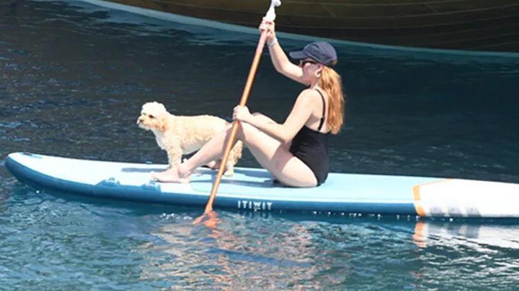 Gizem Karaca tekne tatilinde Sörf tahtasıyla keyif yaptı