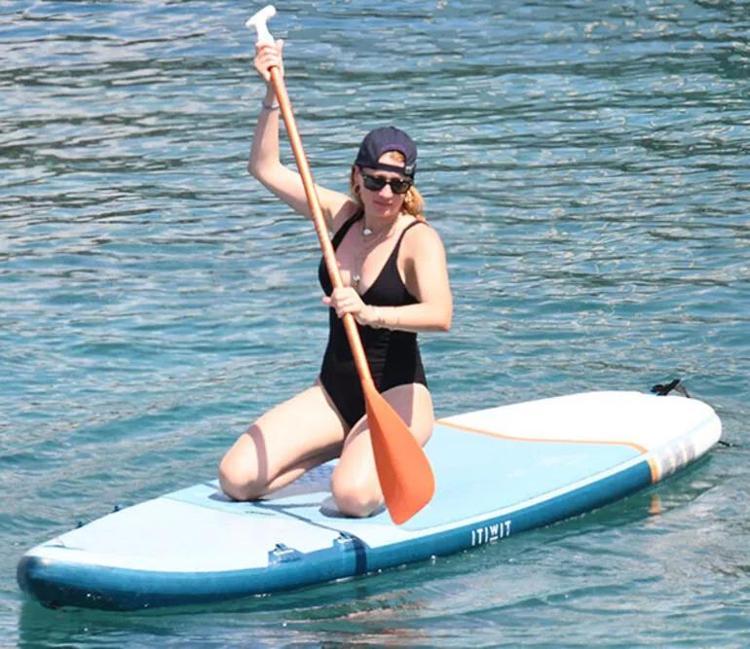 Gizem Karaca tekne tatilinde Sörf tahtasıyla keyif yaptı