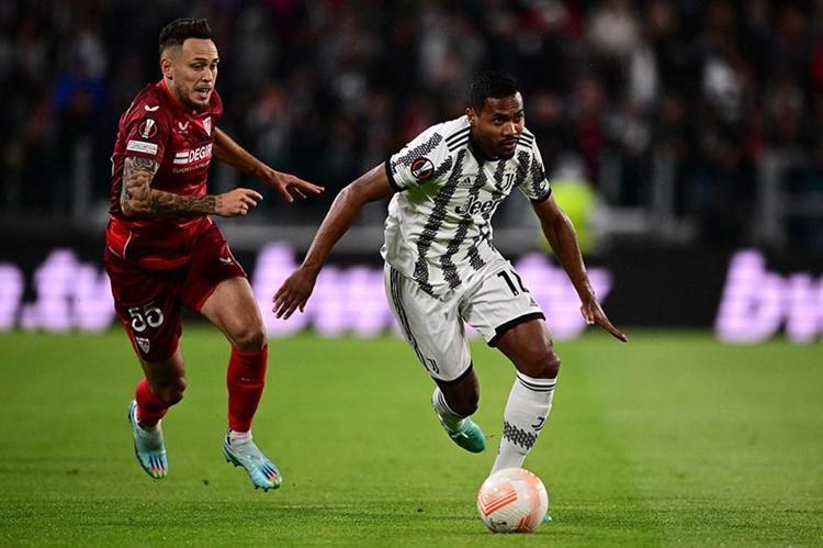 GALATASARAY ÇOK UZUN YILLARDIR SOL BEK PROBLEMİNİ ÇÖZEMİYORDU