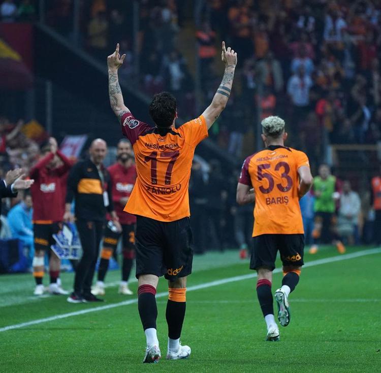 Galatasaraya büyük şok Yıldız futbolcunun menajeri Juventus tesislerine giriş yaptı