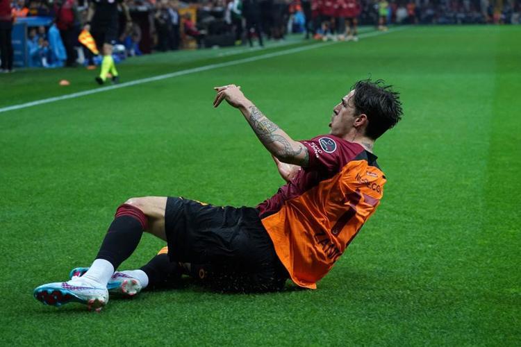 Galatasaraya büyük şok Yıldız futbolcunun menajeri Juventus tesislerine giriş yaptı