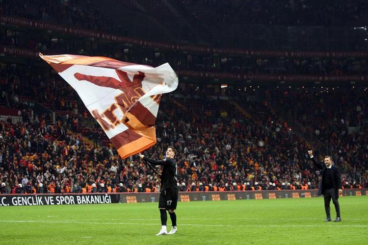 Galatasaraya büyük şok Yıldız futbolcunun menajeri Juventus tesislerine giriş yaptı