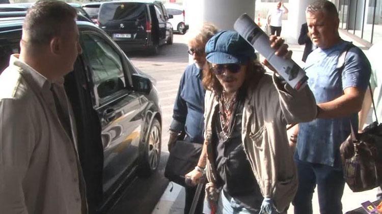Johnny Depp ABDdeki üç konserini iptal etmişti koltuk değneğiyle Türkiyeye geldi