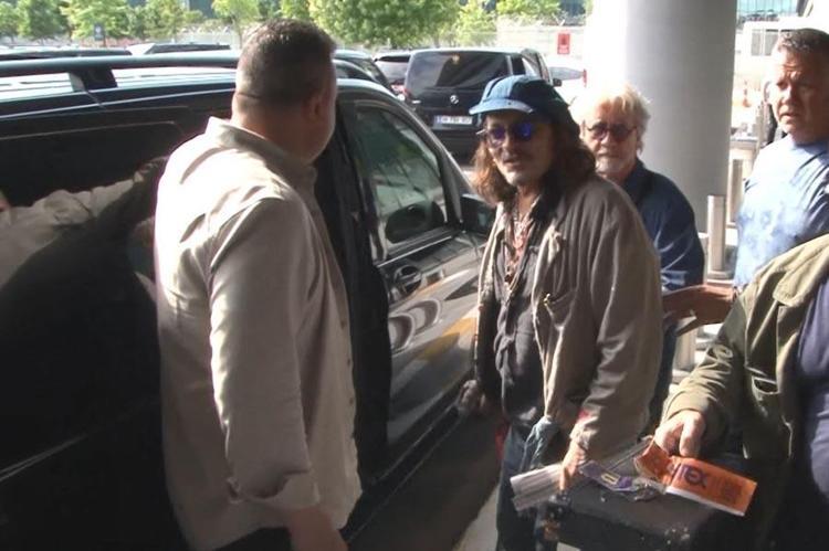 Johnny Depp ABDdeki üç konserini iptal etmişti koltuk değneğiyle Türkiyeye geldi