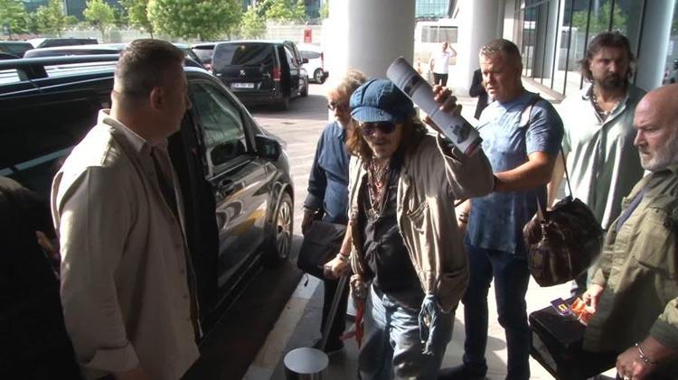 Johnny Depp ABDdeki üç konserini iptal etmişti koltuk değneğiyle Türkiyeye geldi