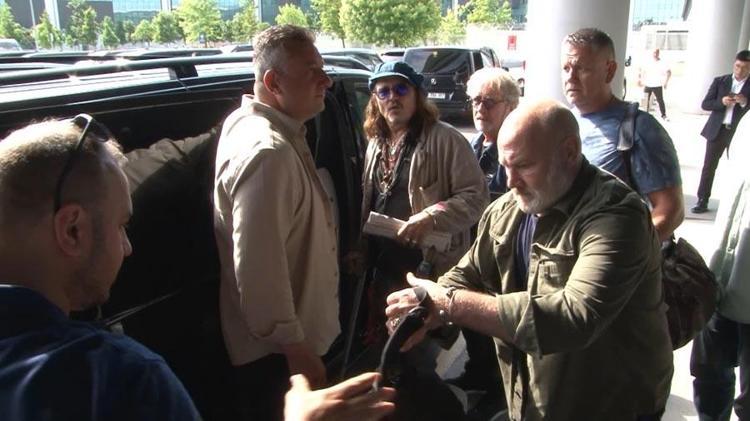 Johnny Depp ABDdeki üç konserini iptal etmişti koltuk değneğiyle Türkiyeye geldi