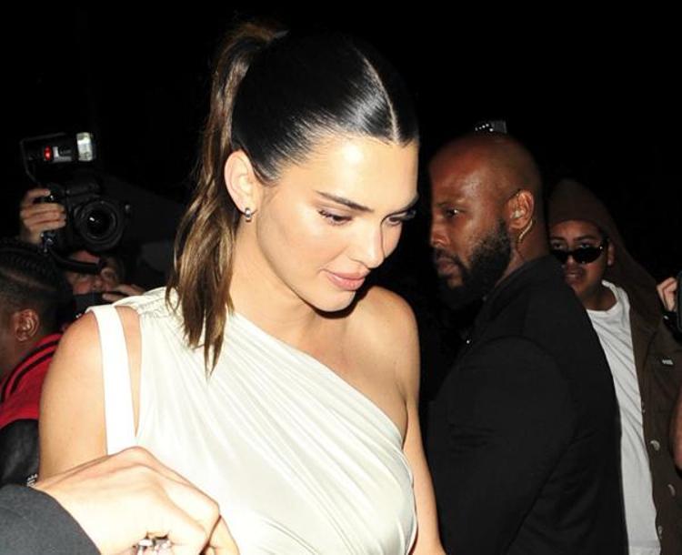 Kendall Jenner, mini elbisesinin azizliğine uğradı
