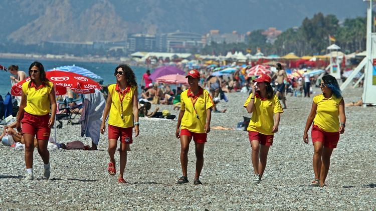 Onları gören erkekler boğulma numarası yapıyor