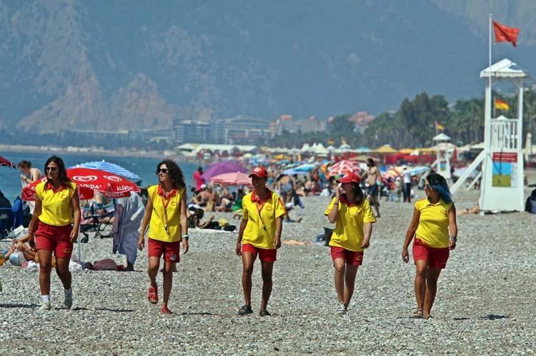 Onları gören erkekler boğulma numarası yapıyor
