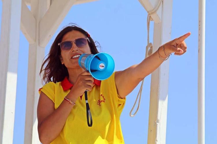 Onları gören erkekler boğulma numarası yapıyor