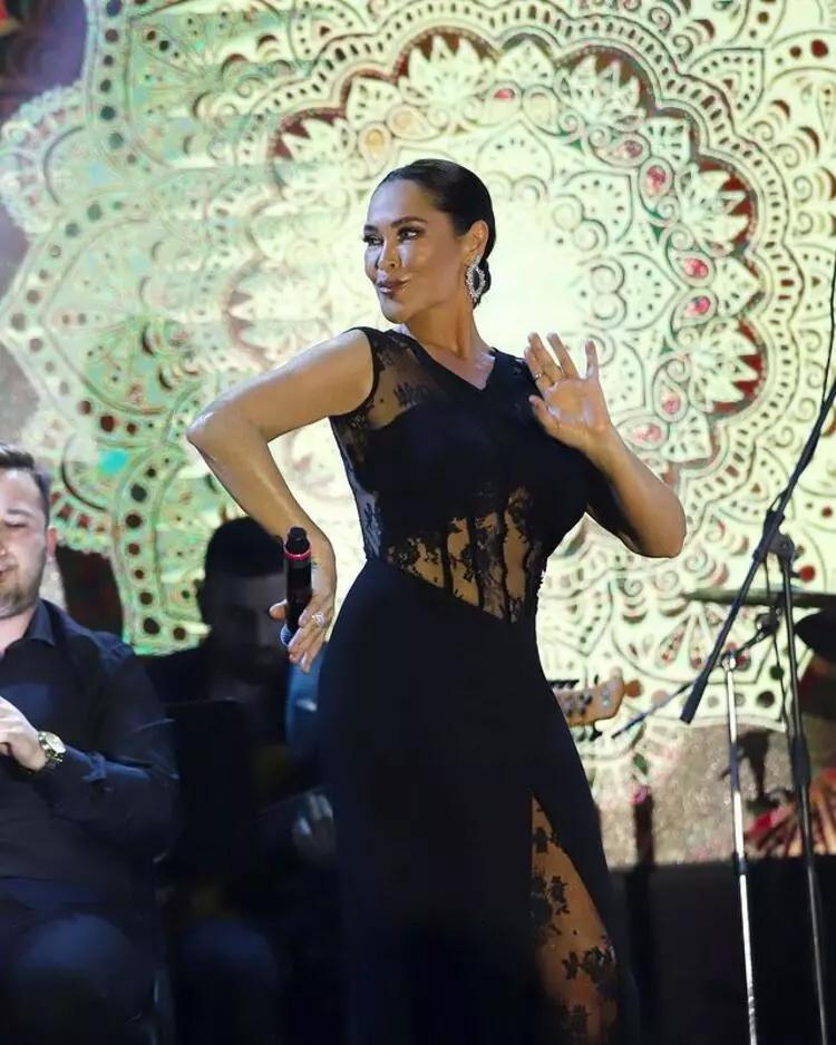 Hülya Avşardan beyaz bikinisiyle sörf şov