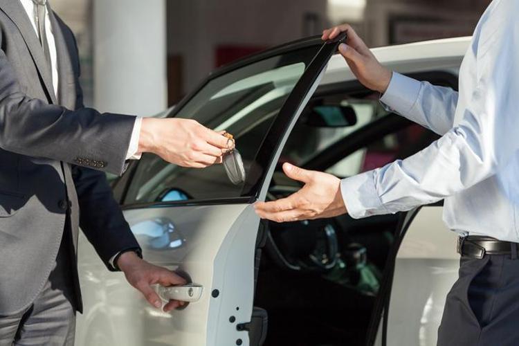 “ŞOFÖRLÜĞÜ OLMAYAN KİŞİLERE OTOMOBİL SATIYORUM