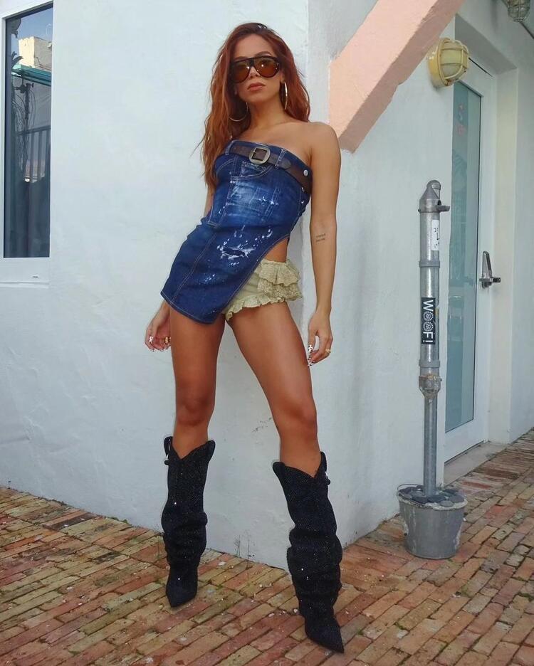 Türkiyeye gelen Anitta tepki çekti Demet Akalından yorum gecikmedi