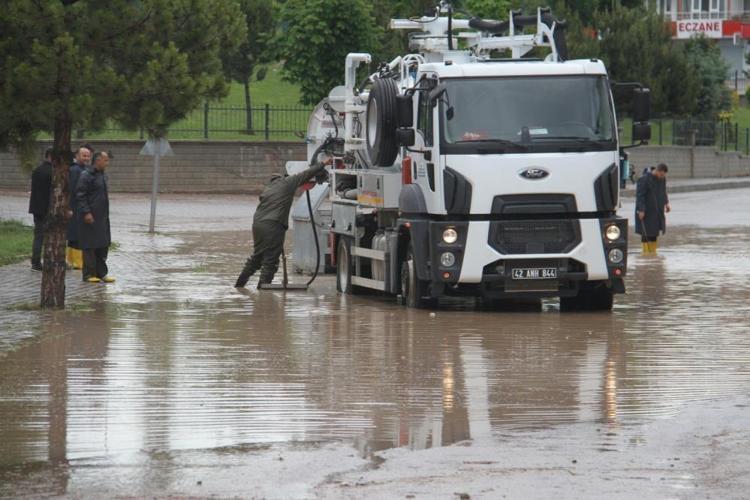 Sel ve sağanak tehlikesi Meteoroloji son dakika illeri duyurdu, hava tersine döndü