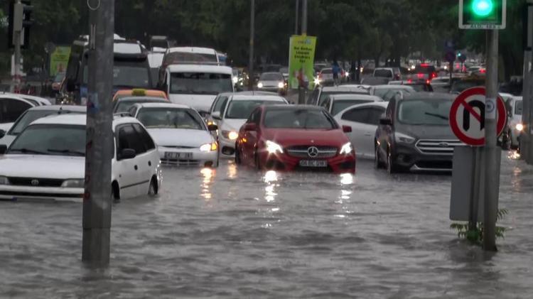 Sel ve sağanak tehlikesi Meteoroloji son dakika illeri duyurdu, hava tersine döndü