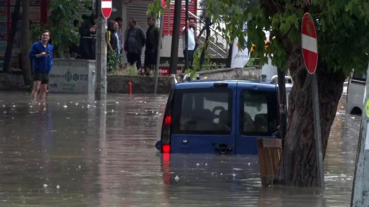 Sel ve sağanak tehlikesi Meteoroloji son dakika illeri duyurdu, hava tersine döndü