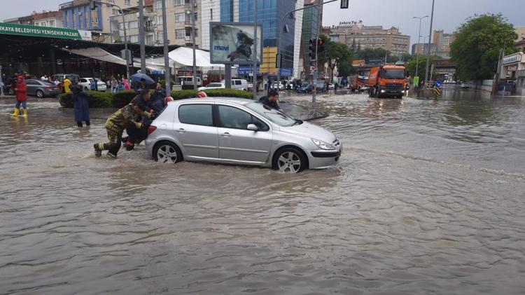 Sel ve sağanak tehlikesi Meteoroloji son dakika illeri duyurdu, hava tersine döndü