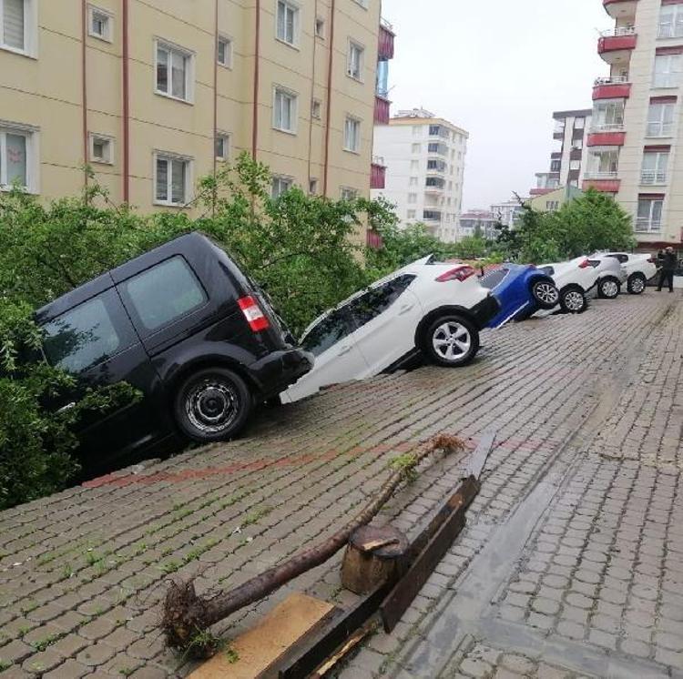 BİNANIN OTOPARKINDA ÇÖKME OLDU