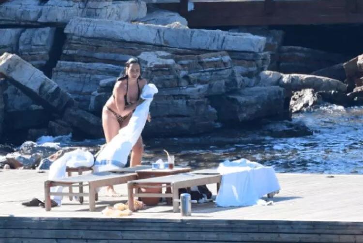 Zehra Çilingiroğlu ve sevgilisinin deniz keyfi