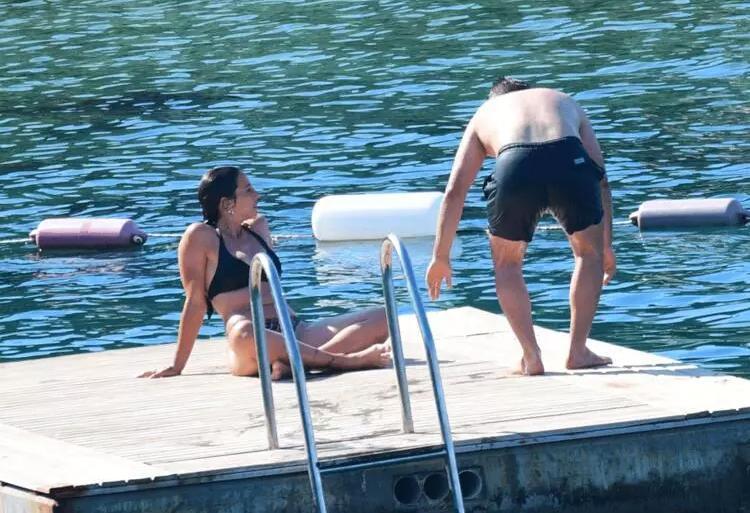 Zehra Çilingiroğlu ve sevgilisinin deniz keyfi