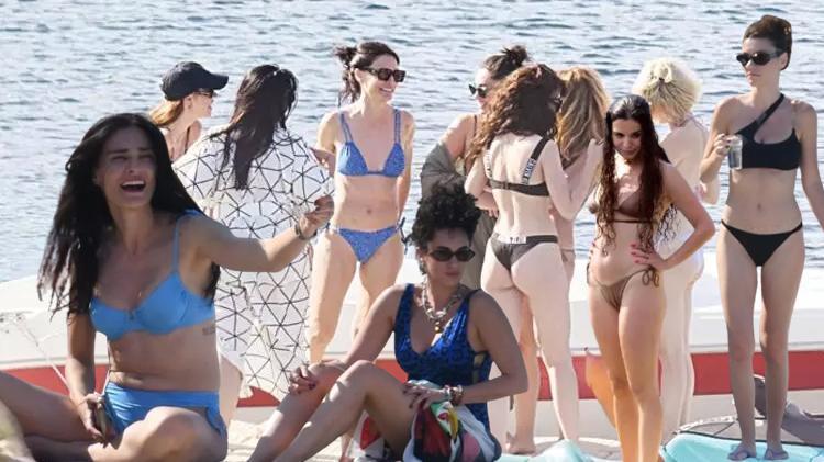 Ünlü isimler deniz ve güneşin tadını çıkarttı İşte plajdan pozlar...