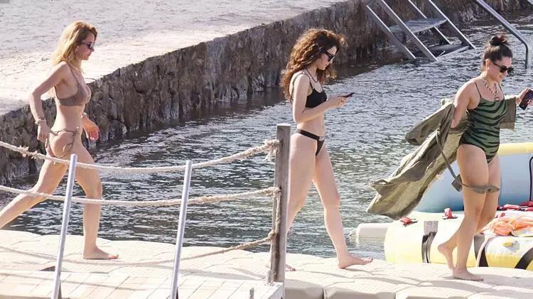 Ünlü isimler deniz ve güneşin tadını çıkarttı İşte plajdan pozlar...