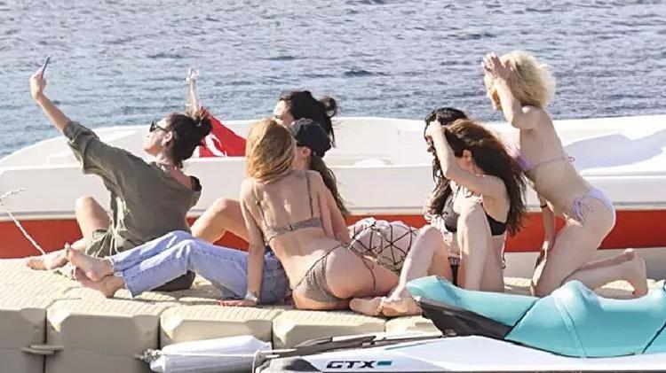 Ünlü isimler deniz ve güneşin tadını çıkarttı İşte plajdan pozlar...