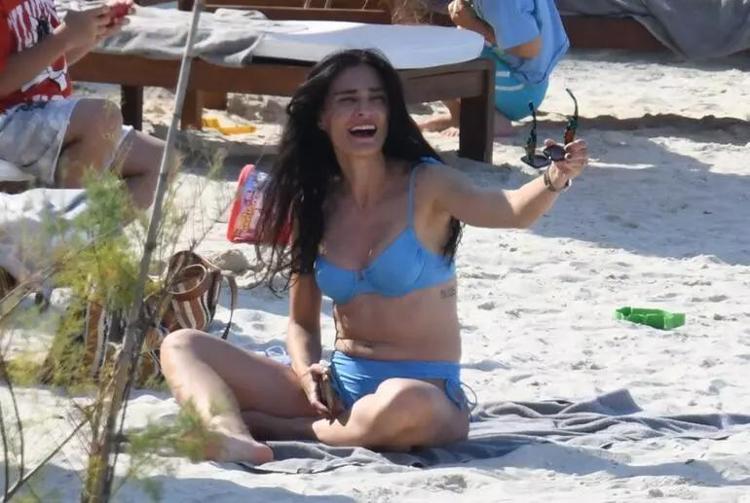 Ünlü isimler deniz ve güneşin tadını çıkarttı İşte plajdan pozlar...