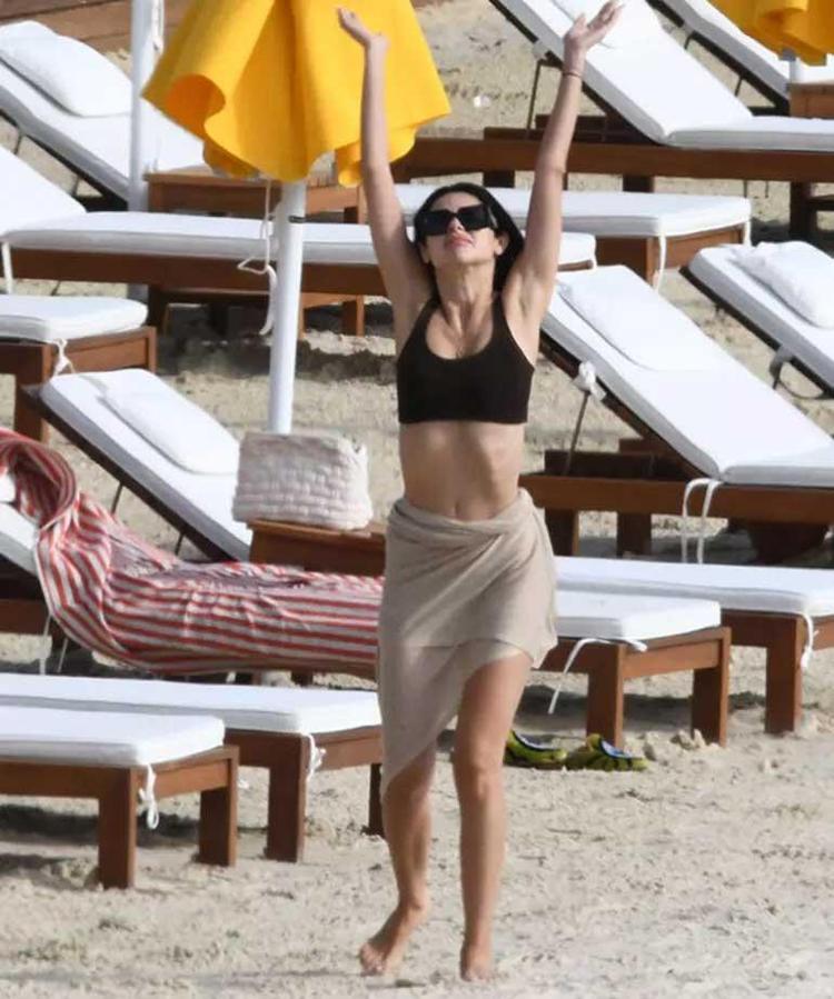 Nesrin Cavadzade fit haliyle plajı kasıp kavurdu