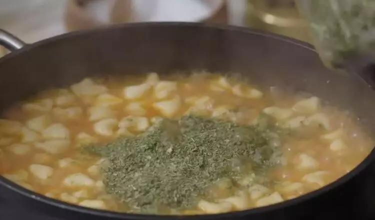 MasterChef All Star Yüksük Çorbası nasıl yapılır Yüksük Çorbasında mantı hamuruna yumurta konur mu