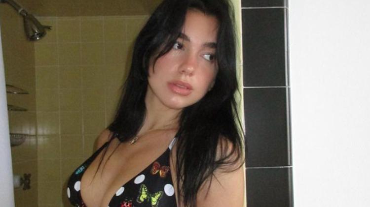 Dua Lipa pembe bikinisiyle fiziğini sergiledi