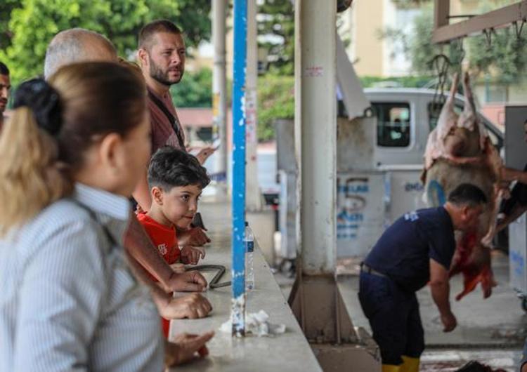 Kurban Kesim Yerlerinde Manzara Bu Yıl Da Değişmedi! Çocuklar Korku Ve ...